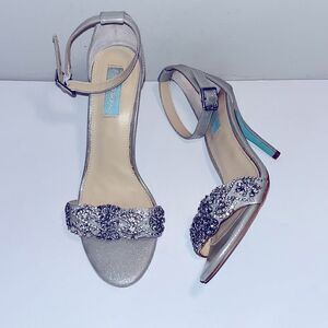Vintage Blue by Betsey Johnson Gina silver ornated 4” heels